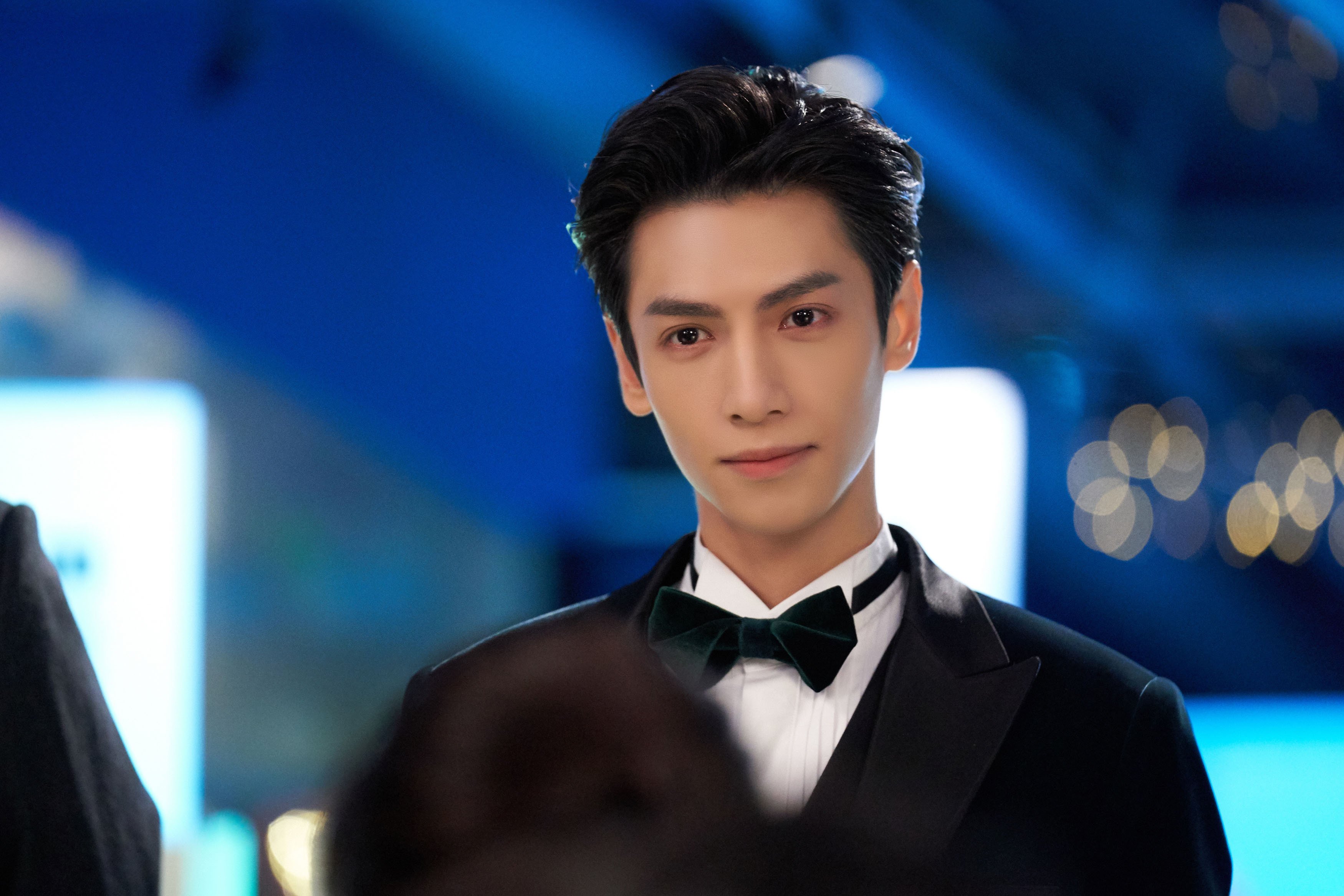 城市夜跑灯光盛典，点亮夜空的运动狂欢，夜光跑道实景