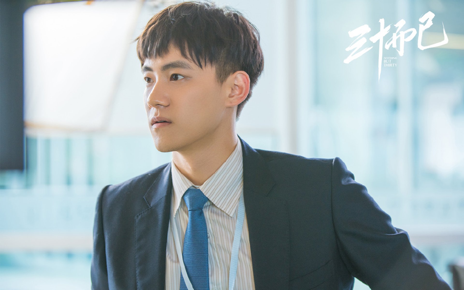 夜空灯光飞盘表演，灯火璀璨中的飞盘奇观，飞碟灯的危害